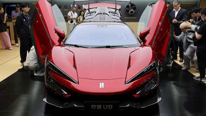 Une voiture sport rouge.