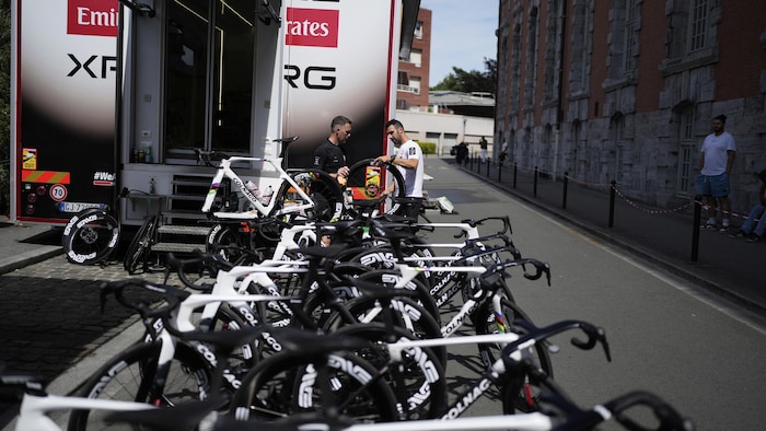 Des mécaniciens travaillent sur des vélos avant le Tour de France.