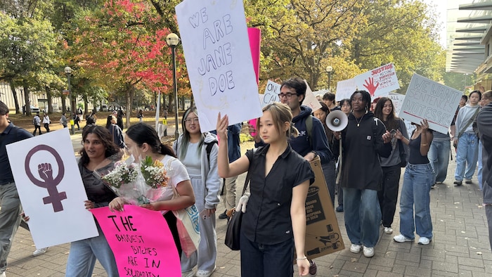 Des manifestants marchent sur le campus de l'Université de la Colombie-Britannique.