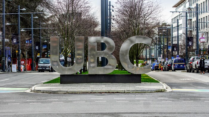 Les lettres géantes UBC à l'entrée du campus.