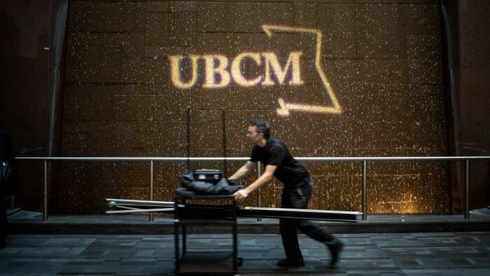 Un homme pousse un chariot lors du congrès de l'Union des municipalités de la Colombie-Britannique en 2019.