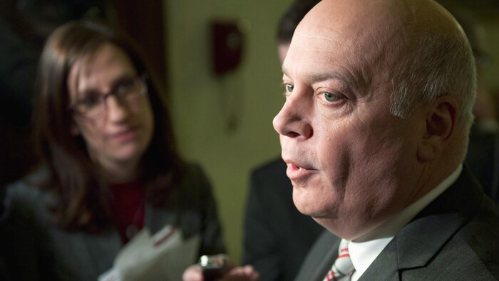 Robert Poëti lors d'une mêlée de presse.
