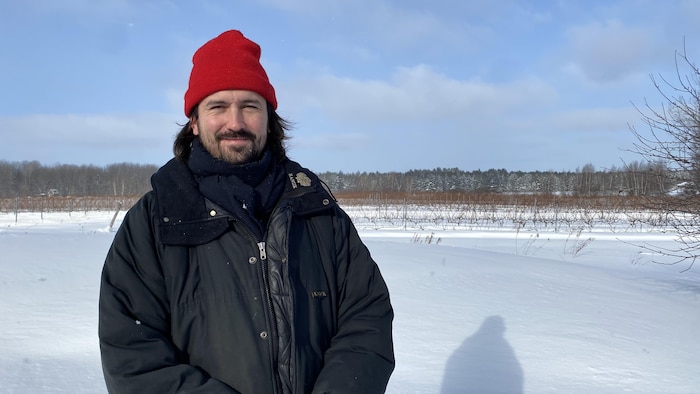 Vincent Laniel devant les vignes en hiver.