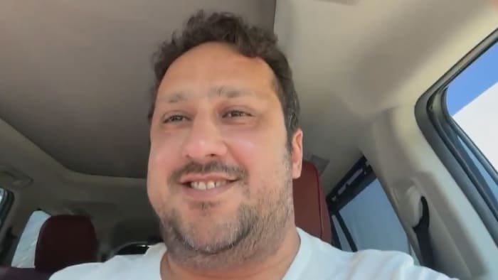 Fahd Hafid en entrevue dans son véhicule.