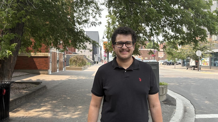 Gabe Daoust souriant à la caméra. 