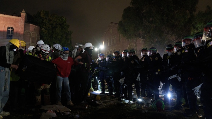 Les forces de l'ordre ont arrêté plusieurs manifestants à l'Université de Californie à Los Angeles, le 2 mai 2024.