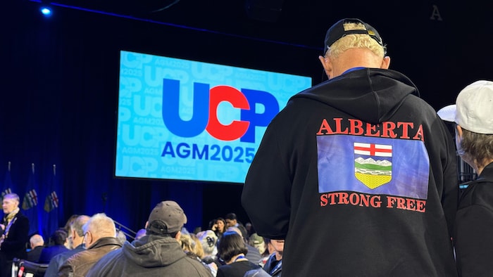 Une personne portant un chandail « Alberta forte et libre », vue de dos.