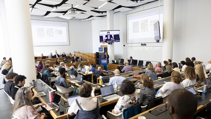 Une centaine d'acteurs du milieu de l'éducation québécois et canadien, mais aussi de l'Europe et des États-Unis, ont participé en mai à un grand forum portant sur l'importance des partenariats entre les universités et les écoles à l'Université de Montréal. (Le Forum du Réseau des écoles associées).