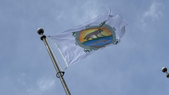 Un drapeau de la nation W8banaki dans le ciel.