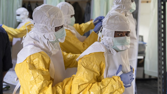 Des travailleurs de la santé, équipés d’équipement de protection individuelle, s’entraînent à appliquer les protocoles de vérification de la sécurité lors d’une formation organisée par l’organisation caritative médicale Médecins sans frontières en République démocratique du Congo (RDC), à Ongata Rongai, dans le comté de Kajiado, au Kenya, le 10 juillet 2026.