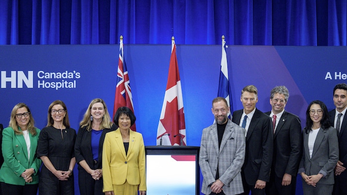 Jason Miles, Olivia Chow, Gregor Robertson et d'autres dignitaires lors d'une annonce de l'UHN le 1er octobre 2026.