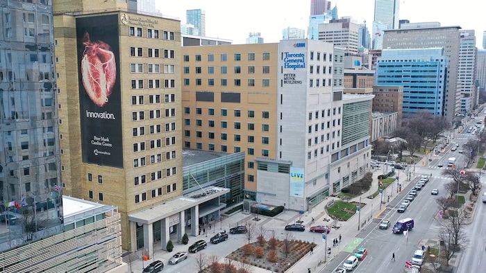 ’’مستشفى تورونتو العام‘‘ هو من بين المؤسسات العديدة التي تشكل ’’شبكة الصحة الجامعية‘‘ في تورونتو.