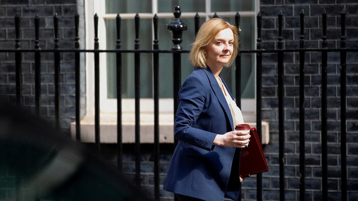وزيرة الخارجية البريطانية، ليز تراس، تسير أمام مقر الحكومة البريطانية.