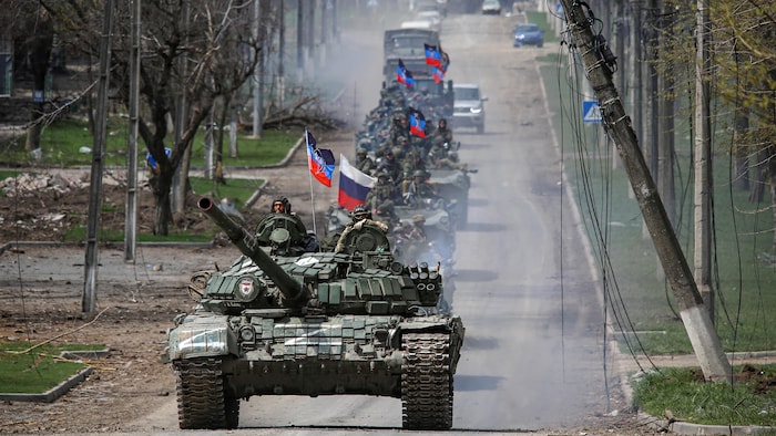 Una columna de tanques rusos en la carretera de Mariupol. 