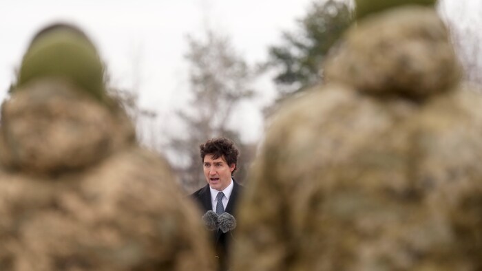 Justin Trudeau s'exprime lors d'une cérémonie à l'aéroport Hostomel de Kiev, en Ukraine, le samedi 24 février 2024.