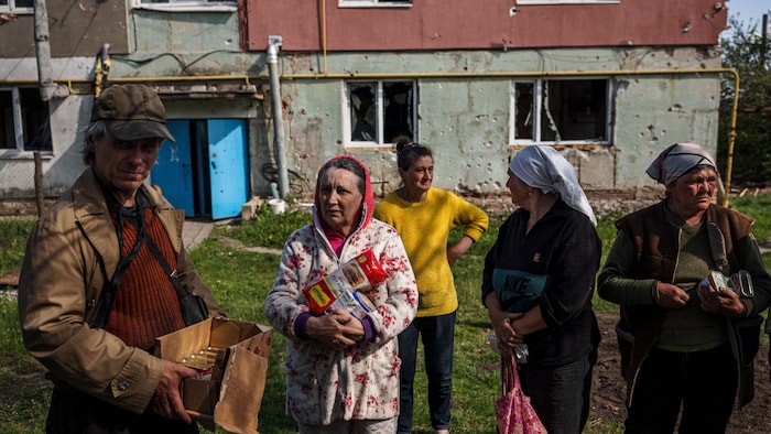 烏克蘭平民在哈爾科夫市附近村莊接受人道援助。