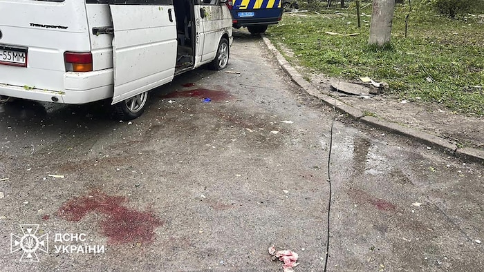 照片由乌克兰紧急事务处提供，在俄罗斯军队以导弹袭击后，该国北部切尔尼戈夫镇（Cherniguiv）街道上血迹斑斑。