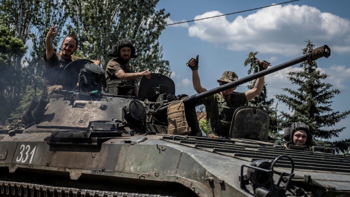Des militaires ukrainiens près de la ville de Bakhmout.