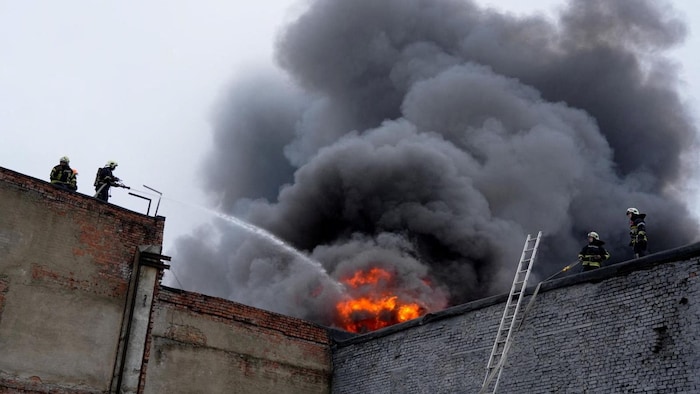 Des pompiers interviennent sur le site d'une frappe de drone russe, dans le cadre de l'attaque menée par la Russie contre l'Ukraine, à Loutsk, en Ukraine, le 1er avril 2026. 