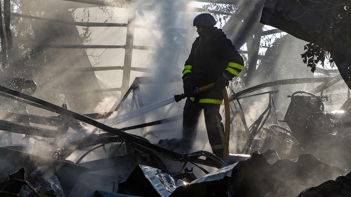 Un secouriste éteint un incendie en Ukraine.