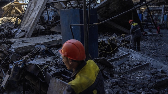 Des ouvriers dans une centrale thermique DTEK endommagée après une attaque russe en Ukraine, le jeudi 2 mai 2024. 