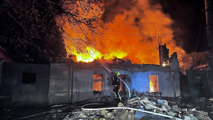 Un pompier combat des flammes.