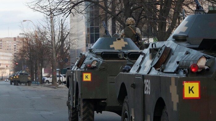 Des membres de l’armée ukrainienne à bord de véhicules blindés à Kiev.