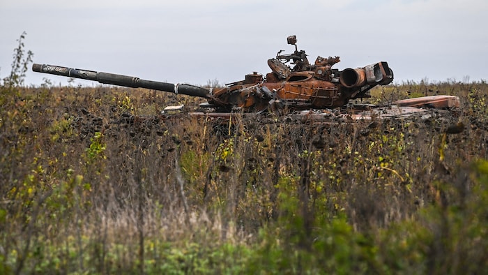 Un tanque ruso incendiado en un campo de girasoles.