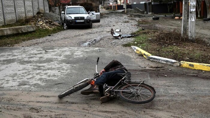 Una persona yace muerta en una carretera en Bucha, al noroeste de Kiev.