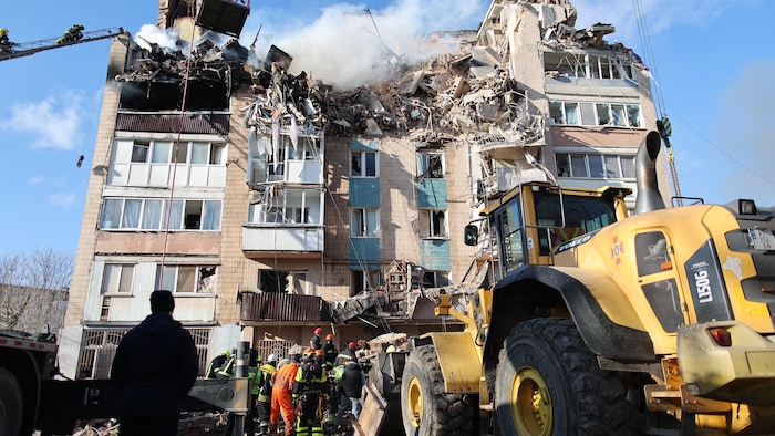 La façade d'un immeuble dévastée.