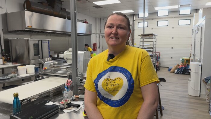 Nataliia Vynohradova se trouve dans une cuisine de restaurant. 