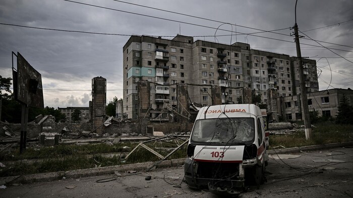 Une ambulance détruite dans la ville de Lyssytchansk, dans la région orientale ukrainienne du Donbass.