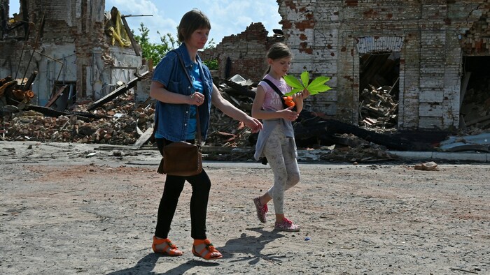 Des Habitants Du Nord Est De Lukraine évacués Face à Lavancée De Larmée Russe Guerre En