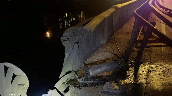 Une partie d'un pont est endommagée.