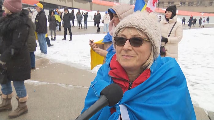 Danuda Seiler en entrevue lors d'un rassemblement.