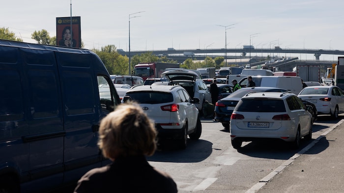 Des voitures coincées dans le trafic.