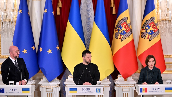 Charles Michel, Volodymyr Zelensky et Maia Sandu en point de presse devant les drapeaux de l'Union européenne, de l'Ukraine et de la Moldavie.