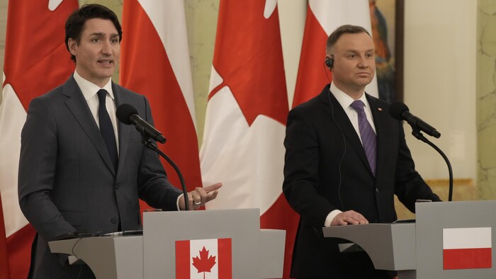 Justin Trudeau accompagné du président polonais Andrzej Duda lors d'une conférence de presse.