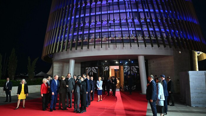 Le président ukrainien Volodymyr Zelensky (au centre) enlace le premier ministre espagnol Pedro Sánchez, en présence d'autres dirigeants, avant une réunion informelle du Conseil européen, à Ayia Napa, le 23 avril 2026.