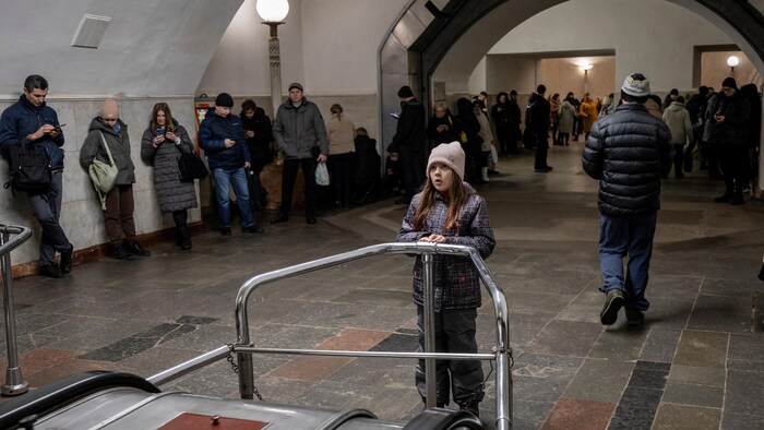 Des personnes s'abritent dans une station de métro lors d'une frappe de missile et de drone russe, à Kiev, en Ukraine, le 29 décembre 2023.