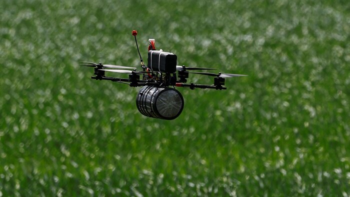 Un drone qui vole à basse altitude.