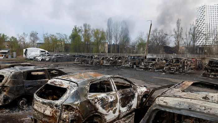 Des véhicules endommagés sur le site d'un concessionnaire automobile, à Kiev, en Ukraine, le 16 avril 2026. 
