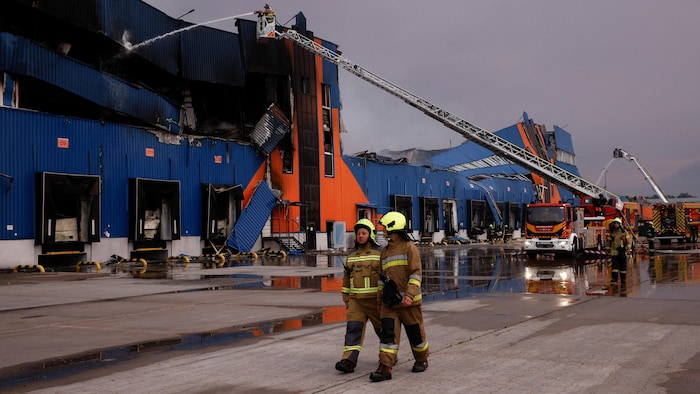 Des pompiers interviennent pour éteindre un incendie.