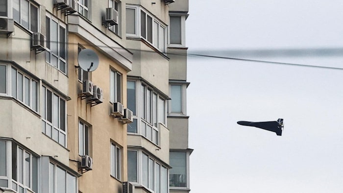 Un drone kamikaze russe de type Geran 2 vole près d'un immeuble, à Kiev, en Ukraine, le 16 avril 2026.