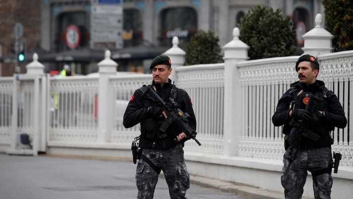 在土耳其舉行的新一輪俄烏和平談判在高度保安下進行， 土耳其總統的保安人員在伊斯坦布爾的 Dolmabahçe Palace 外。