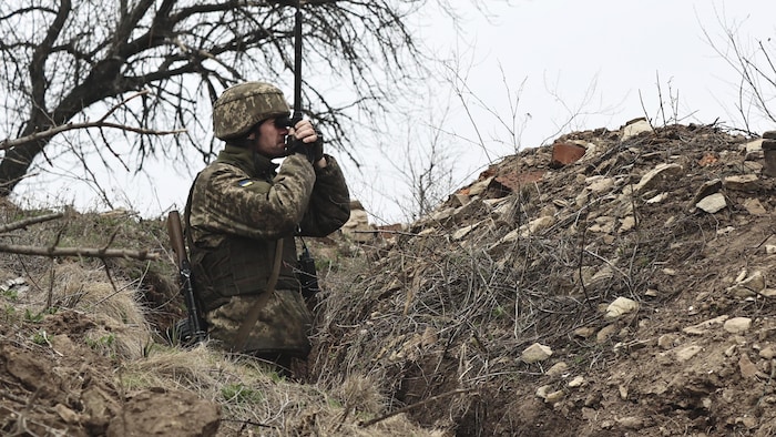 Un soldat ukrainien dans une tranchée.