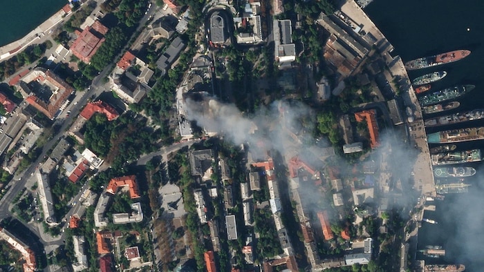 Imagen de satélite del cuartel general de la Armada rusa con humo en Sebastopol.