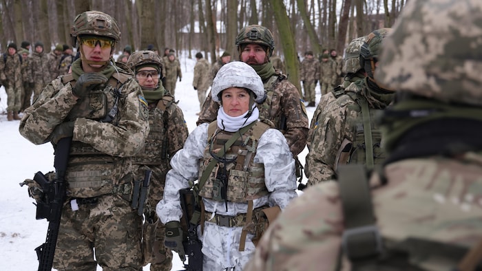 Les participants civils d'une unité de défense territoriale de Kiev s'entraînent dans une forêt.