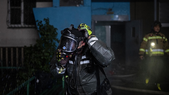 Un secouriste enlève son masque.