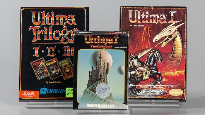 Trois pochettes de jeux vidéo Ultima. 
